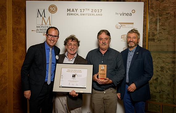 Preissponsor David Genolet mit den Gewinnern Pierwalter Trapletti und Piermarco Soldini (v.l.n.r.). (Bild ZVG) Preissponsor David Genolet mit den Gewinnern Pierwalter Trapletti und Piermarco Soldini (v.l.n.r.). (Bild ZVG)