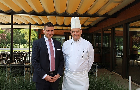 Timo Horber (l.) übernimmt die Position des F&B-Leiters im «Deltapark Vitalresort», Florent Benjamin wird Küchenchef. (ZVG) Timo Horber (l.) übernimmt die Position des F&B-Leiters im «Deltapark Vitalresort», Florent Benjamin wird Küchenchef. (ZVG)