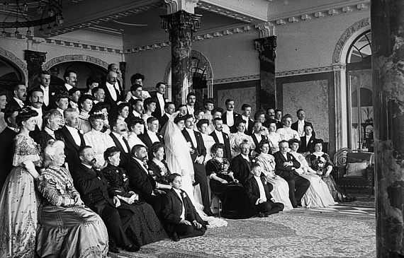 Ihre Hochzeiten feierten die Hoteliers der Belle Epoque in ihren eigenen Häusern. Das war billiger. Zudem nutzten sie die Gelegenheit, sich zu profilieren, indem sie Stammgäste, Behördenvertreter und Geschäftspartner zum Fest einluden. (ZVG) Ihre Hochzeiten feierten die Hoteliers der Belle Epoque in ihren eigenen Häusern. Das war billiger. Zudem nutzten sie die Gelegenheit, sich zu profilieren, indem sie Stammgäste, Behördenvertreter und Geschäftspartner zum Fest einluden. (ZVG)