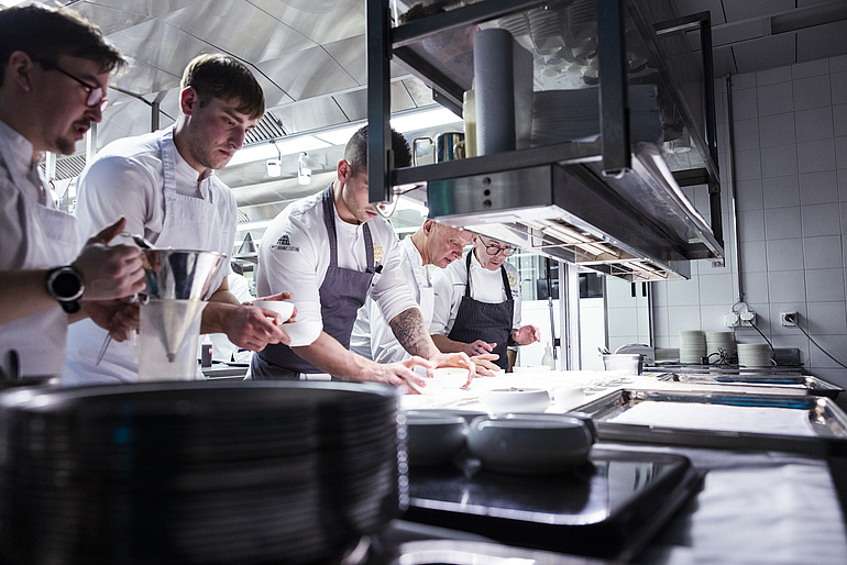 Simon Rogan (2.v.r.) beim Vorbereiten seines Ganges im Carlton Hotel.